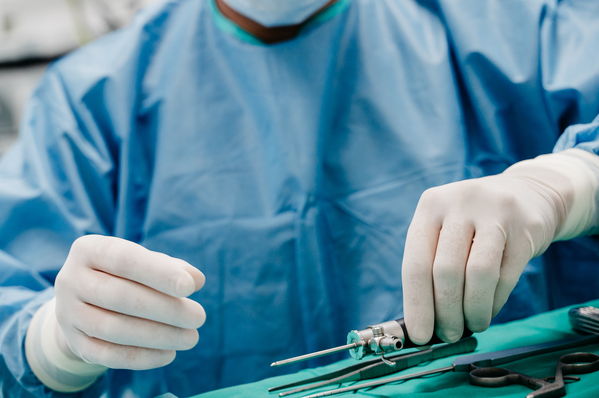 Chirurgien en salle d'opération utilisant des outils médicaux.